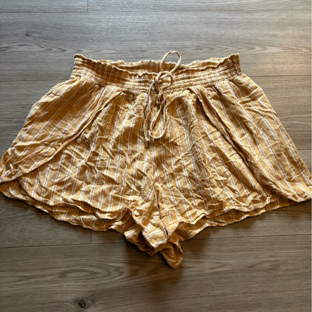 American Eagle Women's Striped Yellow Shorts